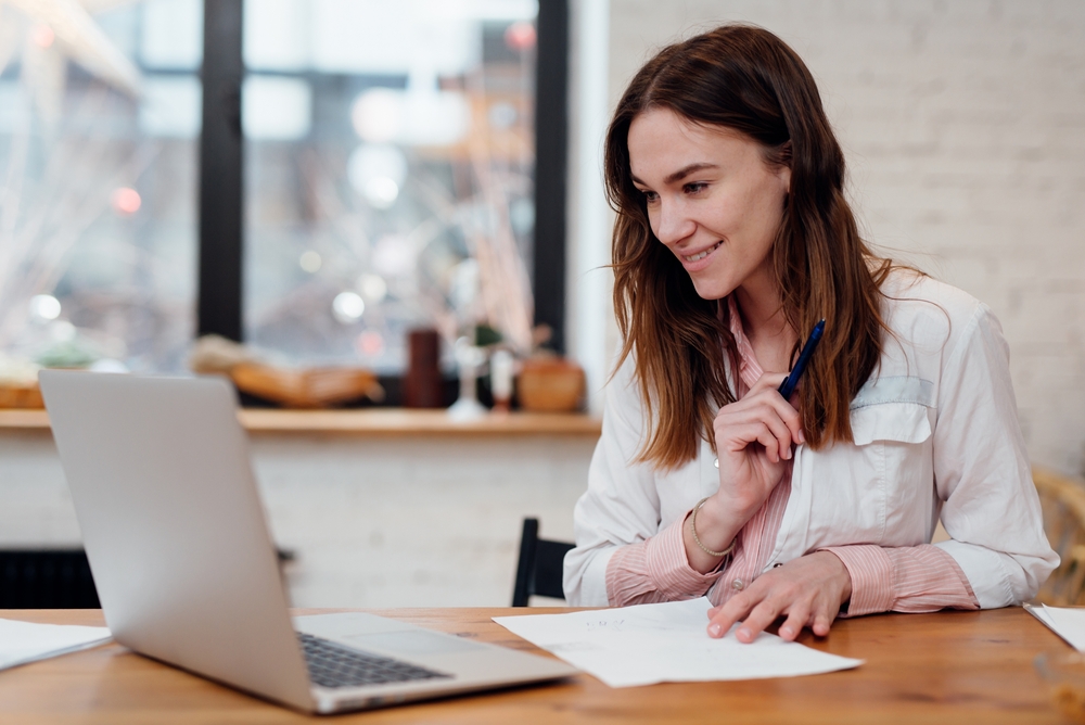 woman signing up for basic filler training near Mobile